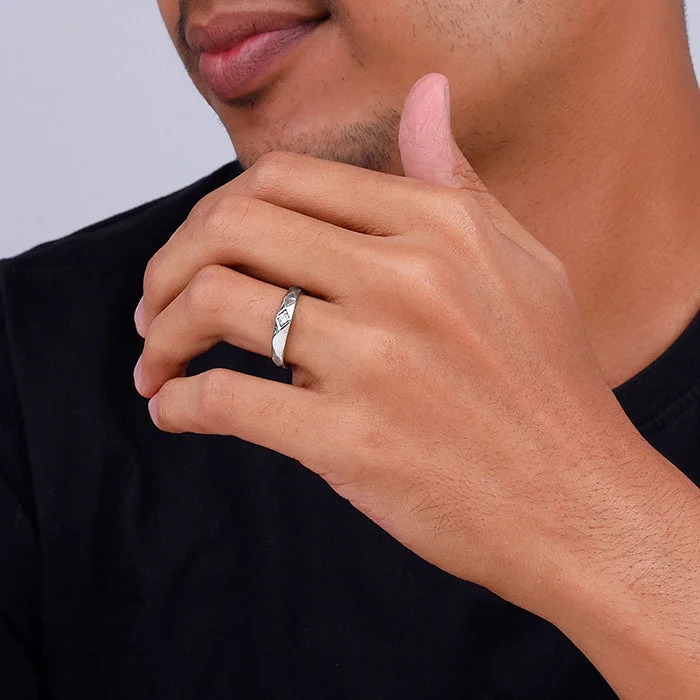 bezel-stoned-zigzag-ring-for-men-in-silver-plated